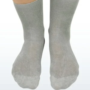 Grijze naadloze bamboe sokken aan kindervoeten van voren