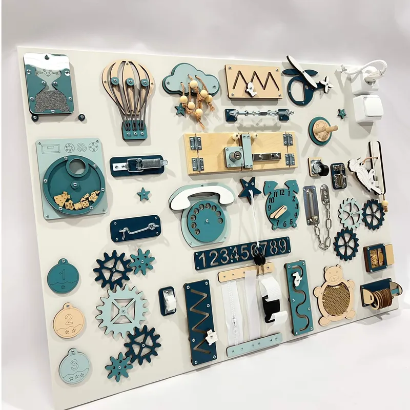 Detailfoto van slotjes, tandwielen en texturen op het bord