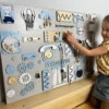 Kind speelt rustig met groot Montessori busy board XL