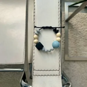 CalmBeads kauwarmband met siliconen kralen op stoel