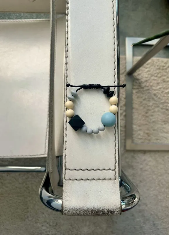 CalmBeads kauwarmband met siliconen kralen op stoel