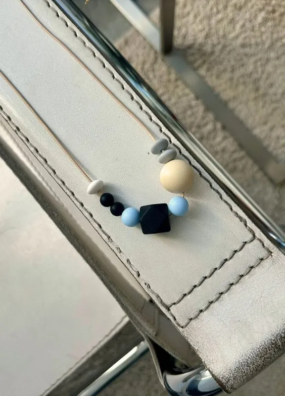 CalmBeads kauwketting close-up op stoel – kauwketting kind