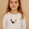 Kind draagt CalmBeads kauwketting in rustige kleuren – kauwketting kind