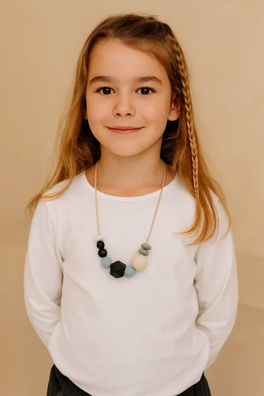 Kind draagt CalmBeads kauwketting in rustige kleuren – kauwketting kind