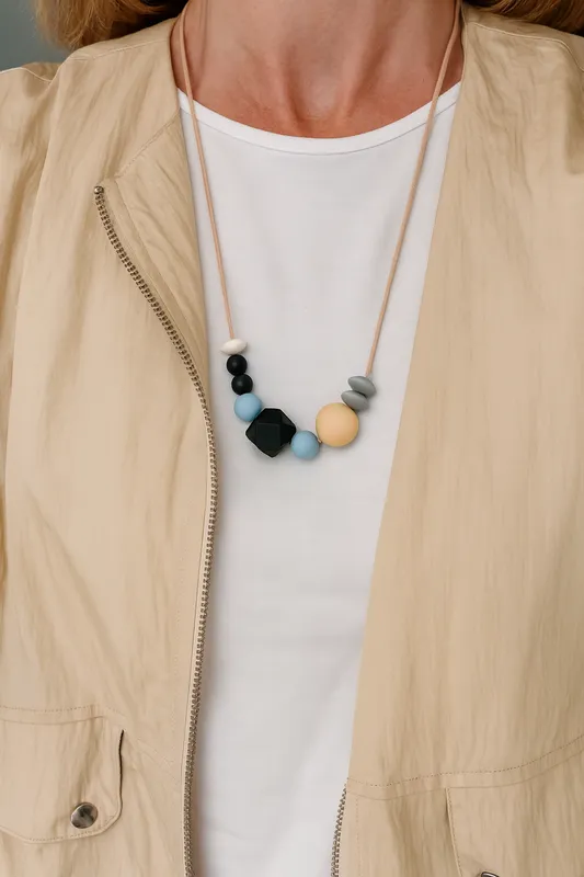 Volwassene draagt CalmBeads kauwketting als subtiel hulpmiddel – kauwketting kind