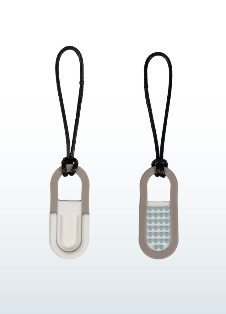 Voor- en achterkant van de Zen Chewy Fidget in studio-opname.