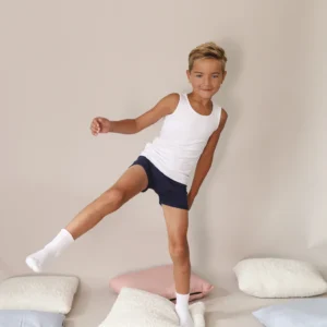 Kind draagt zachte naadloze bamboe sokken in wit