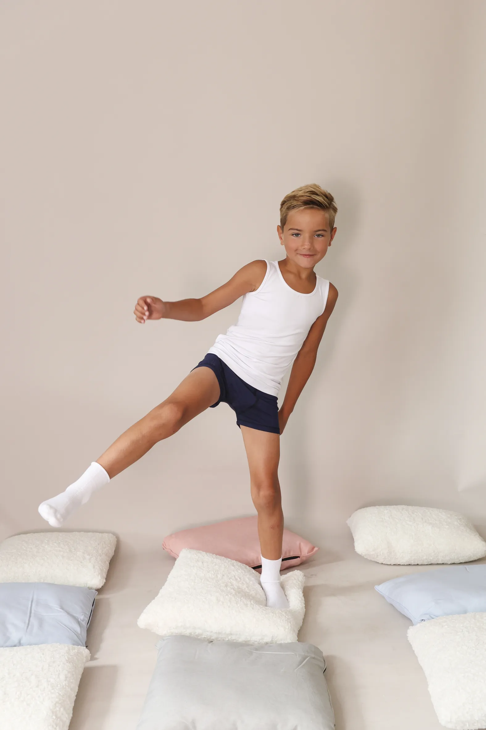 Kind draagt zachte naadloze bamboe sokken in wit