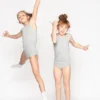 Twee kinderen springen en bewegen vrij in zachte, grijze naadloze meisjes onderbroek.