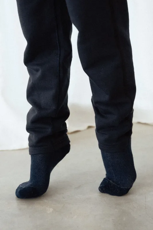 Kind beweegt op voeten in zachte, naadloze bamboesokken.