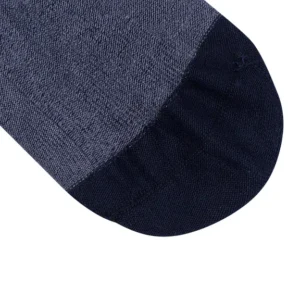 Close-up van blauwe naadloze bamboesok voor kinderen.