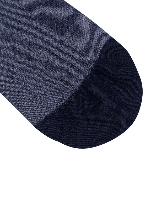 Close-up van blauwe naadloze bamboesok voor kinderen.