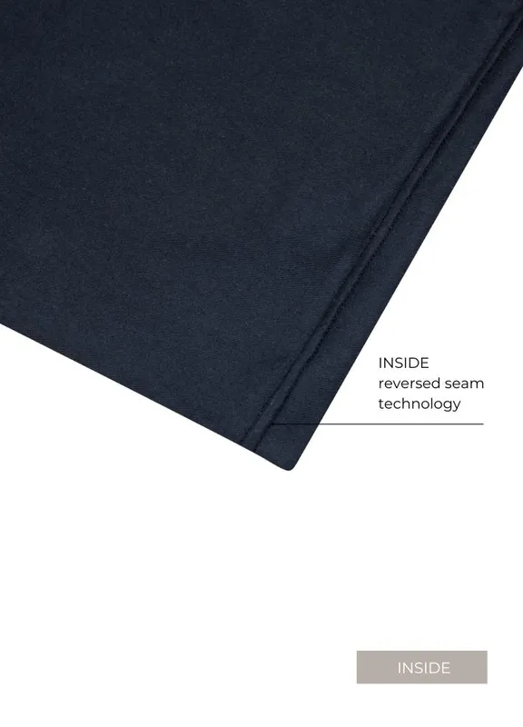 T-shirt plat neergelegd met zichtbare fidget-lusjes.