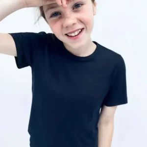 Kind draagt een blauw prikkelarm T-shirt kind zonder labels of binnennaden.