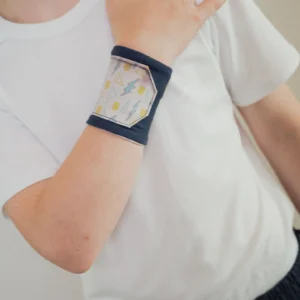 Kind draagt sensory sleeve met kleurverandering om pols