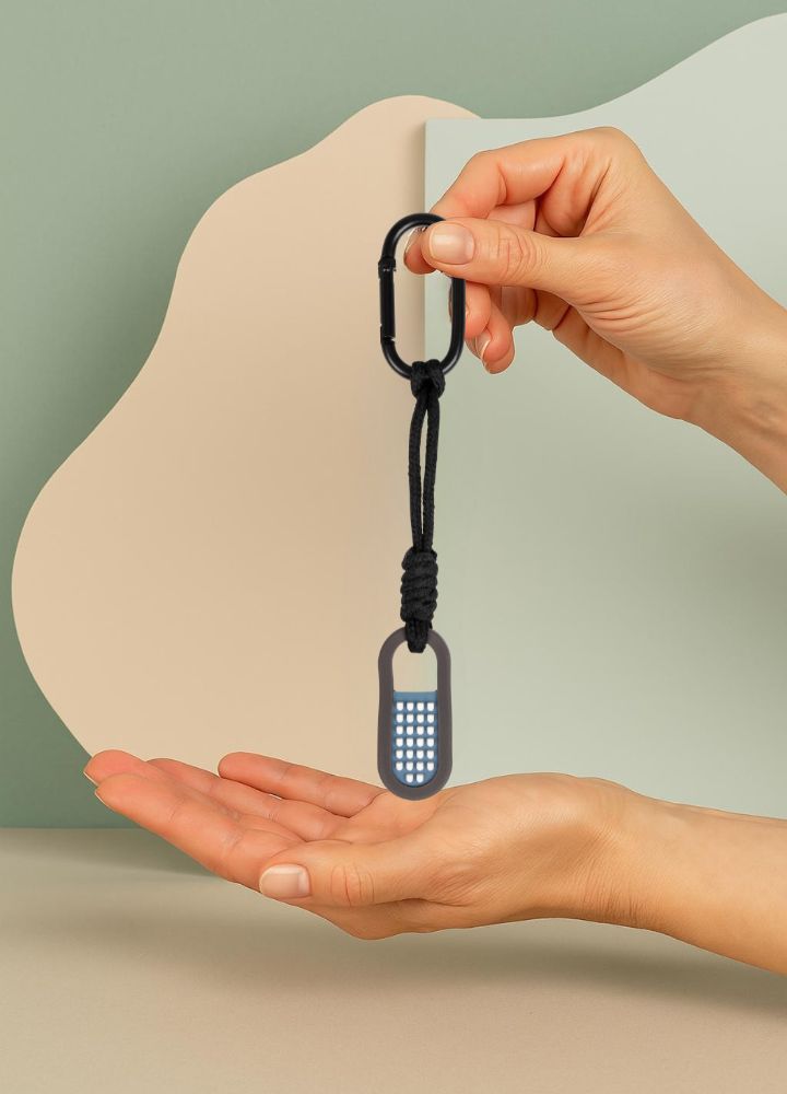 ZenKey chewy fidget sleutelhanger in Soothing Blue vastgehouden – veilig kauwen en friemelen