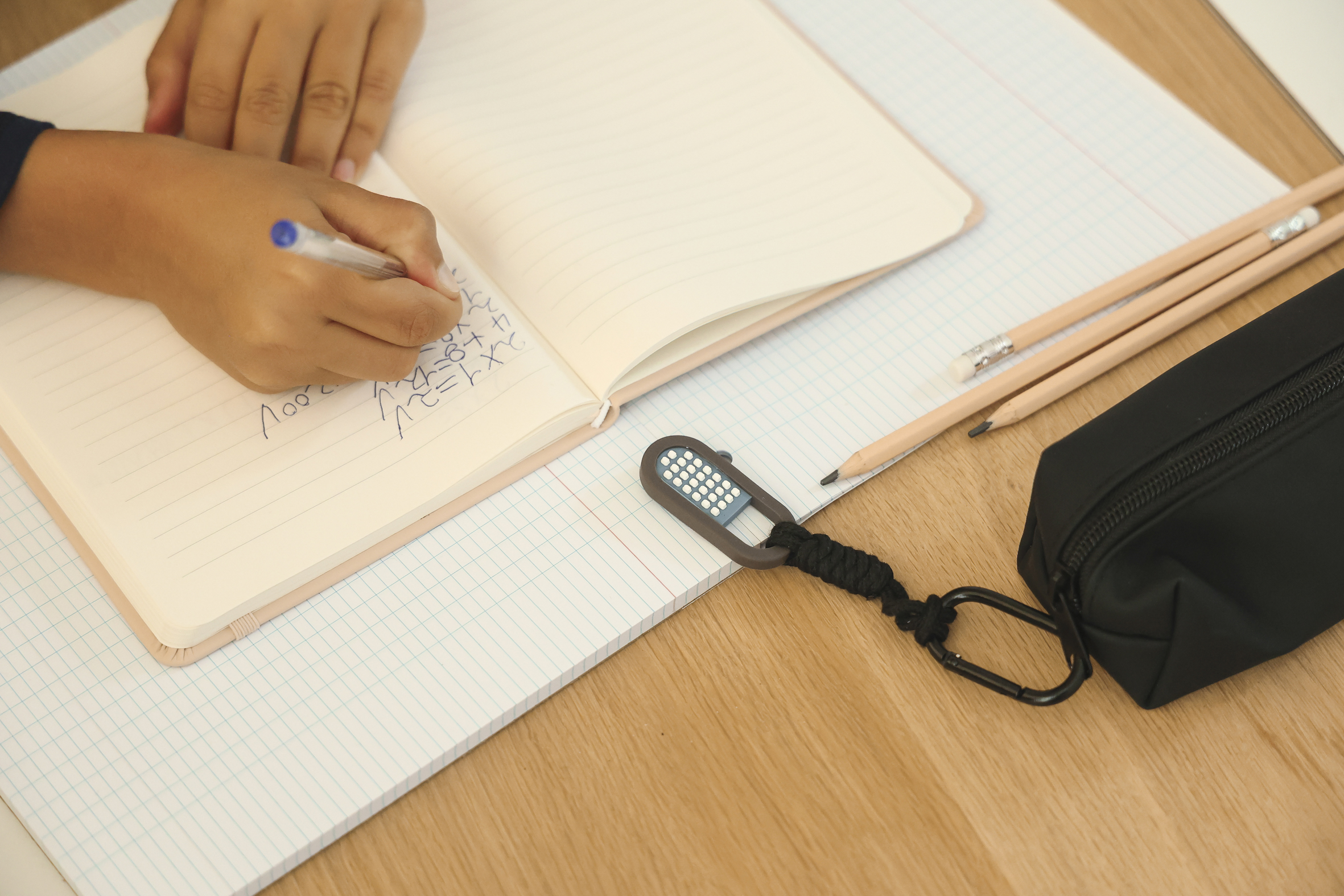 ZenKey chewy fidget sleutelhanger Soothing Blue naast schoolmateriaal – ondersteuning bij focus en prikkelverwerking