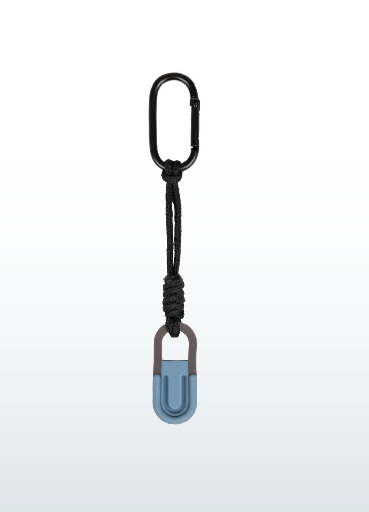 Detail van de ZenKey chewy fidget sleutelhanger in Soothing Blue met karabijnhaak en tactiele structuur