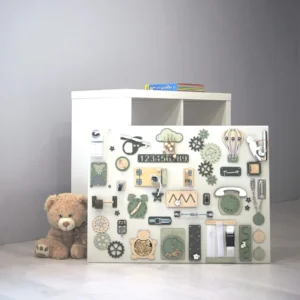 Extra large busy board geplaatst in rustige speelruimte