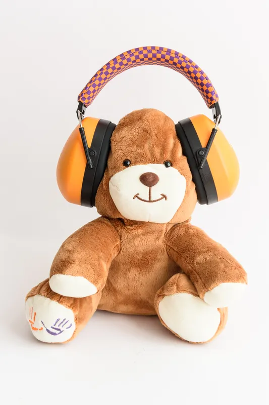 Knuffelbeer met gehoorbescherming KiKa als voorbeeld van gebruik