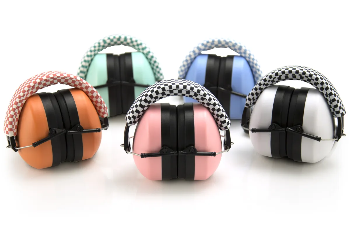 Gehoorbescherming voor kinderen in zwart, roze, groen en blauw naast elkaar