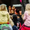 Kinderen dragen gehoorbescherming tijdens een druk evenement met muziek