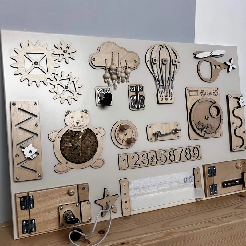 Close-up van slot en deurtje op Montessori busy board