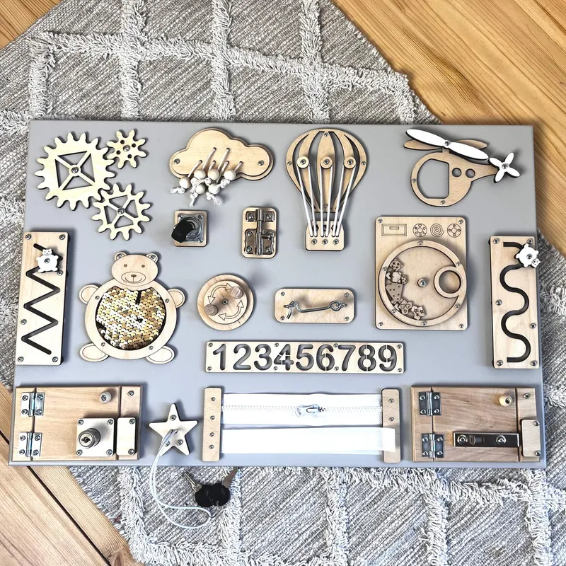 Montessori busy board in kleur gray