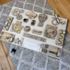 Detail van berenfiguur met tastmateriaal op busy board