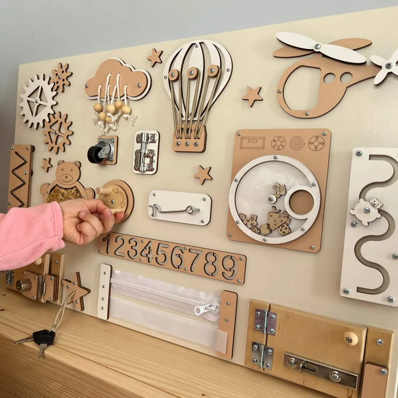 Montessori busy board geplaatst in rustige speelsetting