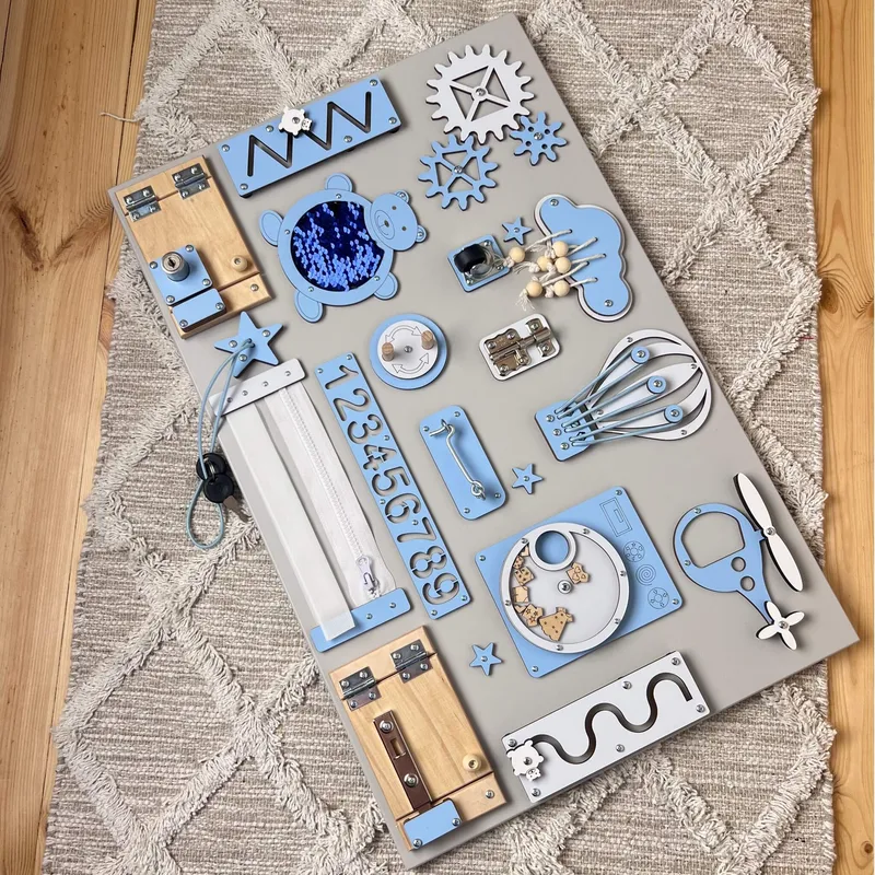 Montessori busy board in simple blue uitvoering