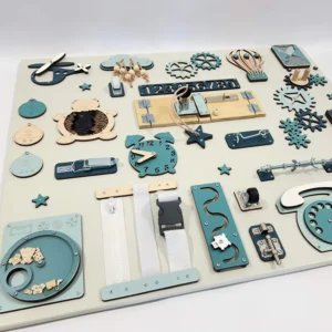 Sensorisch busy board schuin gefotografeerd in speelruimte