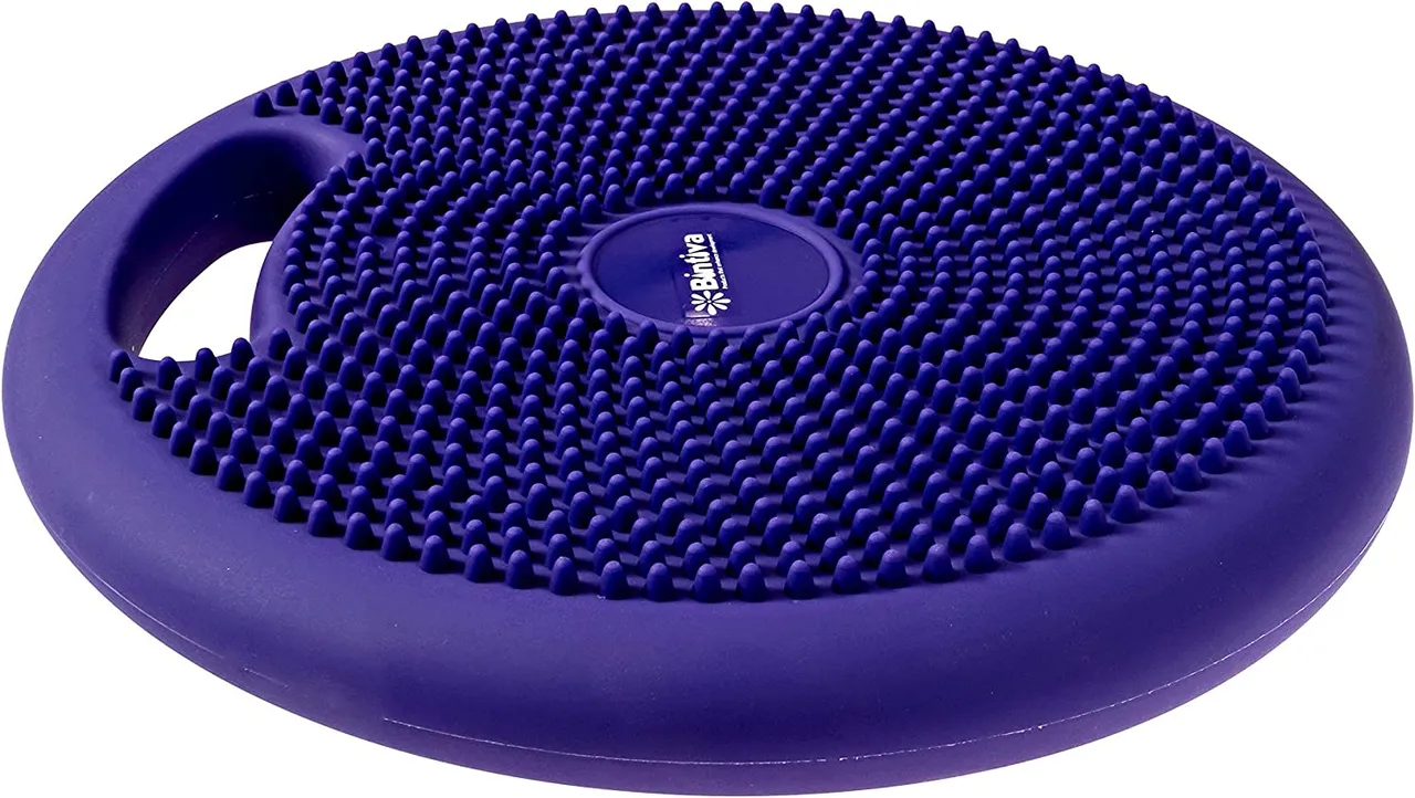 Zijaanzicht van blauw wiebelkussen met handvat en verhoogde structuur